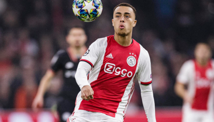 黑白体育-包含阿贾克斯内部会议纪要流出：集结日内部沟通，西甲使命明确，资深球员宣示担当的词条