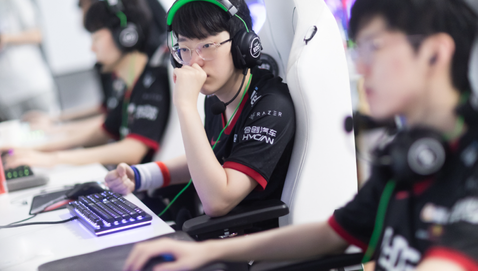 黑白体育-Scout回归赛场，比分优势明显首场状态亮眼，巴塞罗那观众沸腾！的简单介绍