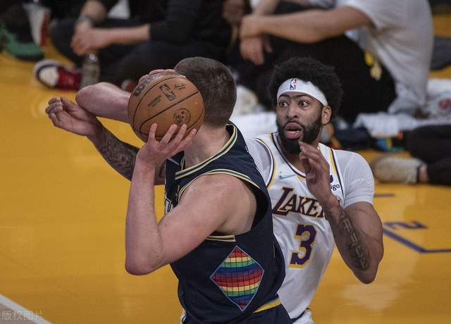 黑白体育-浓眉哥关键节点连败，DWG带队取胜！的简单介绍